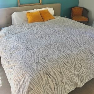 West Elm Wood Grain IKAT Duvet Cover Gray & White King